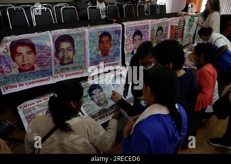 Non esclusiva: 26 luglio 2023, città del Messico, Messico: I genitori e i parenti dei 43 studenti del Normal de Ayotzinapa, vittime del disappo forzato Foto Stock