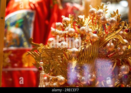 Primo piano dei costumi e dei copricapi tradizionali taiwanesi Foto Stock