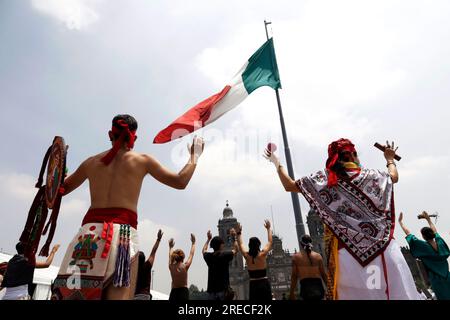 Non esclusiva: 26 luglio 2023, città del Messico, Messico: Centinaia di ballerini e organizzazioni guardiane di radici preispaniche celebrano il 698° anniversario Foto Stock