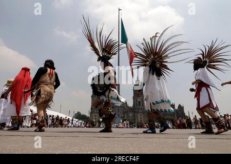 Non esclusiva: 26 luglio 2023, città del Messico, Messico: Centinaia di ballerini e organizzazioni guardiane di radici preispaniche celebrano il 698° anniversario Foto Stock