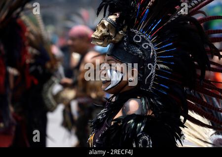 Non esclusiva: 26 luglio 2023, città del Messico, Messico: Centinaia di ballerini e organizzazioni guardiane di radici preispaniche celebrano il 698° anniversario Foto Stock