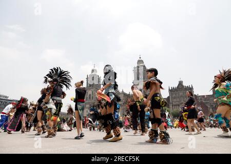 Non esclusiva: 26 luglio 2023, città del Messico, Messico: Centinaia di ballerini e organizzazioni guardiane di radici preispaniche celebrano il 698° anniversario Foto Stock