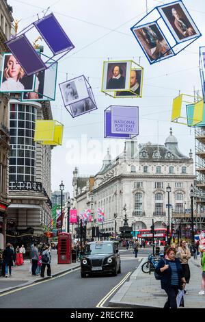 Londra, Regno Unito. 27 luglio 2023. «Art Reframed», viene lanciato con cubi decorati appesi in alto a Coventry Street, appena fuori Leicester Square, in vista di «Art of London’s Summer Season 2023: The Art of Entertainment». Ritratti di famose icone culturali, tra cui Elton John, Olivia Colman, Judi Dench, William Shakespeare, Saoirse Ronan, Dusty Springfield e Kate Bush, sono visti sui cubi nell'iniziativa di arte pubblica sviluppata in collaborazione con la recentemente riaperta National Portrait Gallery (NPG). Crediti: Stephen Chung / Alamy Live News Foto Stock