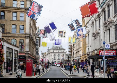 Londra, Regno Unito. 27 luglio 2023. «Art Reframed», viene lanciato con cubi decorati appesi in alto a Coventry Street, appena fuori Leicester Square, in vista di «Art of London’s Summer Season 2023: The Art of Entertainment». Ritratti di famose icone culturali, tra cui Elton John, Olivia Colman, Judi Dench, William Shakespeare, Saoirse Ronan, Dusty Springfield e Kate Bush, sono visti sui cubi nell'iniziativa di arte pubblica sviluppata in collaborazione con la recentemente riaperta National Portrait Gallery (NPG). Crediti: Stephen Chung / Alamy Live News Foto Stock