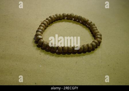 Braccialetto con perle di semi di legno fatto a mano Foto Stock