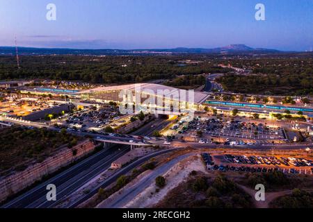 Vista notturna della stazione di Aix-en-Provence, costruita sull'altopiano di Arbois e situata in campagna, 15 km a sud-ovest della città. Luci e corvo Foto Stock