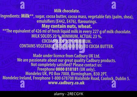 Elenco degli ingredienti del latte lattiero-caseario su ampia barretta Cadbury Dairy Milk Chocolate da 850 g Foto Stock