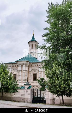 Moschea Apanaev del 18°, Masjid. Monumento all'architettura cult tartara. Paesaggio urbano estivo. Staro-Tatarskaya Sloboda, via Nasyri pedesriana, Kazan, Russ Foto Stock