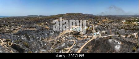 Gennadi, Grecia. 27 luglio 2023. Le foto aeree del villaggio di Gennadi mostrano le tracce dell'incendio. Ma mostrano anche il risultato degli scontri antincendio dei vigili del fuoco e dei volontari, le case hanno subito pochi danni. (Foto scattata con un drone) sul villaggio turistico di Rodi, la situazione è molto migliore rispetto ai giorni precedenti, un portavoce del dipartimento dei vigili del fuoco greco ha detto alla televisione di stato greca giovedì. Credito: Christoph Reichwein/dpa/Alamy Live News Foto Stock