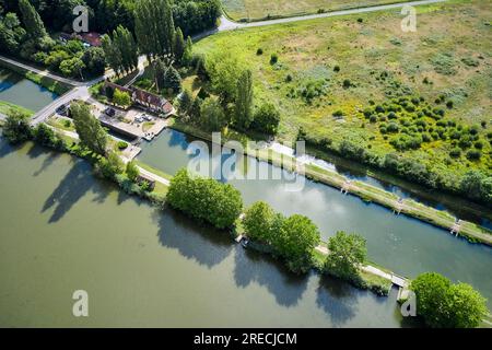 Briare (Francia centro-settentrionale): Vista aerea sulla chiusa di Cognardiere. Il Canal Lateral à la Loira e il Canal de Briare si incrociano al Cognar Foto Stock