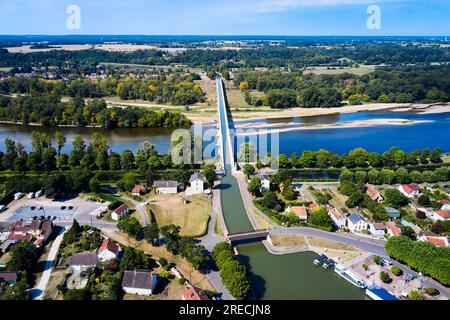 Briare (Francia centro-settentrionale): Vista aerea dell'acquedotto di Briare attraverso la Loira. Collega le città di Briare e Saint Firmin sur Loire i. Foto Stock