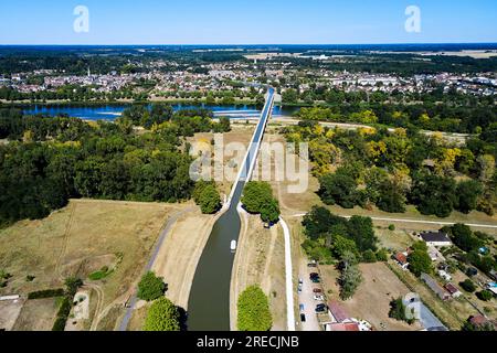 Briare (Francia centro-settentrionale): Vista aerea dell'acquedotto di Briare attraverso la Loira. Collega le città di Briare e Saint Firmin sur Loire i. Foto Stock