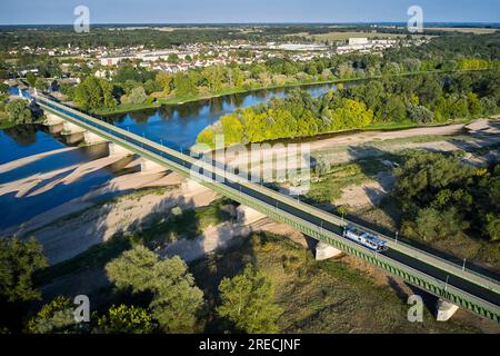 Briare (Francia centro-settentrionale): Vista aerea dell'acquedotto di Briare attraverso la Loira. Collega le città di Briare e Saint Firmin sur Loire i. Foto Stock