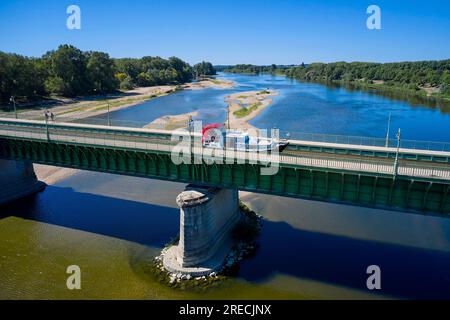 Briare (Francia centro-settentrionale): Vista aerea dell'acquedotto di Briare attraverso la Loira. Collega le città di Briare e Saint Firmin sur Loire i. Foto Stock