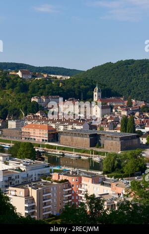 Besancon (Francia nord-orientale): Panoramica della città con il punto di sosta nautico Cite des Arts sul fiume Doubs, Canal du Rhone au Rhin (Rodano Foto Stock