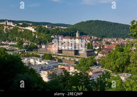 Besancon (Francia nord-orientale): Panoramica della città con il punto di sosta nautico Cite des Arts sul fiume Doubs, Canal du Rhone au Rhin (Rodano Foto Stock