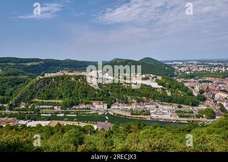 Besancon (Francia nord-orientale): Vista della cittadella e dell'ingresso al tunnel del fiume sotto la cittadella, sul fiume Doubs, Canal du Rhone au RHI Foto Stock