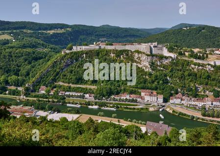 Besancon (Francia nord-orientale): Vista della cittadella e dell'ingresso al tunnel del fiume sotto la cittadella, sul fiume Doubs, Canal du Rhone au RHI Foto Stock