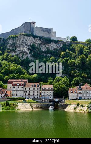 Besancon (Francia nord-orientale): Vista della cittadella e dell'ingresso al tunnel del fiume sotto la cittadella, sul fiume Doubs, Canal du Rhone au RHI Foto Stock