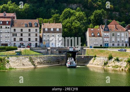 Besancon (Francia nord-orientale): Ingresso al tunnel fluviale sotto la cittadella, sul fiume Doubs, Canal du Rhone au Rhin (Canale del Reno). Casa Foto Stock