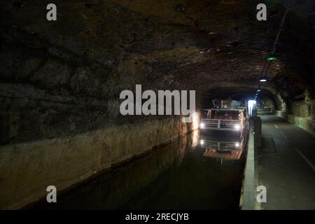 Besancon (Francia nord-orientale): Battello fluviale nel tunnel sotto la cittadella, sul fiume Doubs, Canal du Rhone au Rhin (Canale del Reno) Foto Stock