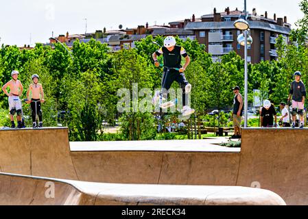 Igualada, Barcellona; 28 giugno 2023: Giovane praticante Scootering (Freestyle Scootering) nel nuovo Skatepark del parco centrale di Igualada, Barce Foto Stock