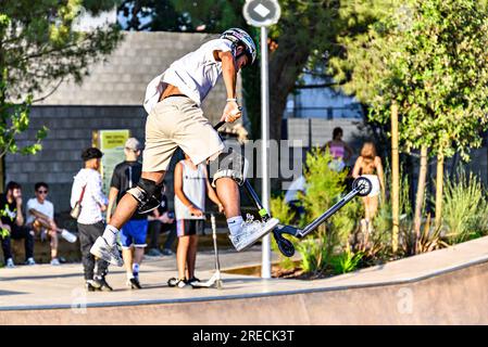 Igualada, Barcellona; 28 giugno 2023: Giovane praticante Scootering (Freestyle Scootering) nel nuovo Skatepark del parco centrale di Igualada, Barce Foto Stock