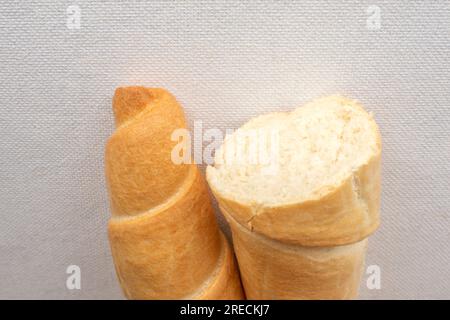 Pane salato: Una foto ravvicinata del delizioso pane croccante con un condimento salato viene visualizzata su una superficie bianca pulita. Perfetto per uno spuntino Foto Stock