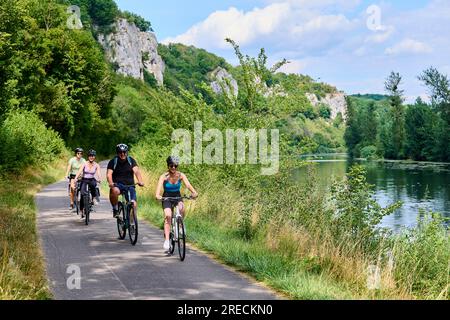 Ougney Douvot (Francia nord-orientale): Giro in bicicletta lungo il percorso ciclistico EuroVelo 6, sulle rive del Canal du Rhone au Rhin (Rodano RH Foto Stock