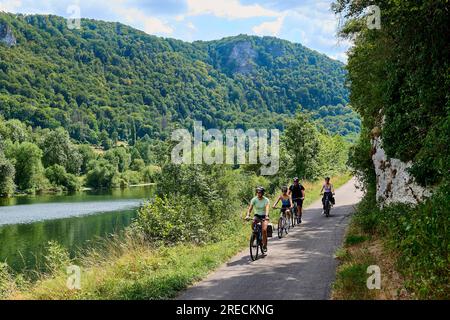 Ougney Douvot (Francia nord-orientale): Giro in bicicletta lungo il percorso ciclistico EuroVelo 6, sulle rive del Canal du Rhone au Rhin (Rodano RH Foto Stock