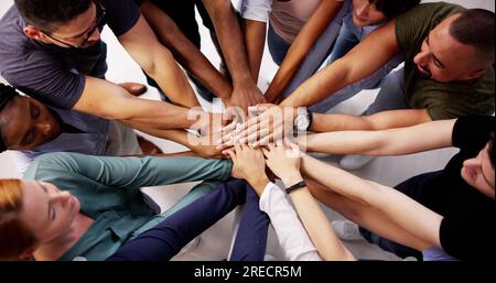 Spirito del team della comunità e coesione. Mani di supporto Foto Stock