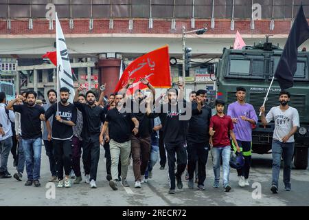 I musulmani sciiti del Kashmir piangono con bandiere religiose mentre prendono parte all'ottavo giorno della processione Muharram durante le commemorazioni dell'Ashura (decimo giorno di Muharram). In mezzo a una stretta sicurezza, dopo oltre trent'anni, le autorità indiane permisero all'ottava processione Muharram di passare attraverso la sua rotta tradizionale nella capitale del Kashmir, Srinagar. Ashura segna il martirio dell'Imam Hussain, nipote del Profeta Mohammed, e dei suoi familiari più stretti che furono uccisi nella battaglia di Karbala nell'Iraq meridionale nel 680. (Foto di Faisal Bashir/SOPA Images/Sipa USA) Foto Stock