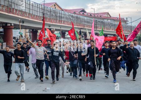 I musulmani sciiti del Kashmir piangono con bandiere religiose mentre prendono parte all'ottavo giorno della processione Muharram durante le commemorazioni dell'Ashura (decimo giorno di Muharram). In mezzo a una stretta sicurezza, dopo oltre trent'anni, le autorità indiane permisero all'ottava processione Muharram di passare attraverso la sua rotta tradizionale nella capitale del Kashmir, Srinagar. Ashura segna il martirio dell'Imam Hussain, nipote del Profeta Mohammed, e dei suoi familiari più stretti che furono uccisi nella battaglia di Karbala nell'Iraq meridionale nel 680. (Foto di Faisal Bashir/SOPA Images/Sipa USA) Foto Stock