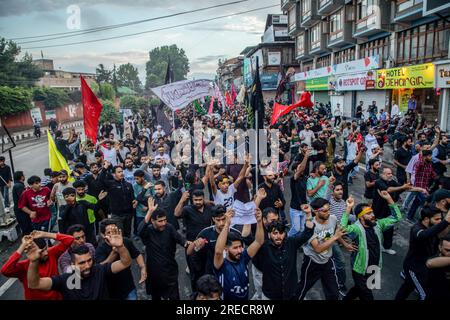 I musulmani sciiti Kashmiri in lutto prendono parte all'ottavo giorno della processione Muharram durante le commemorazioni dell'Ashura (decimo giorno di Muharram). In mezzo a una stretta sicurezza, dopo oltre trent'anni, le autorità indiane permisero all'ottava processione Muharram di passare attraverso la sua rotta tradizionale nella capitale del Kashmir, Srinagar. Ashura segna il martirio dell'Imam Hussain, nipote del Profeta Mohammed, e dei suoi familiari più stretti che furono uccisi nella battaglia di Karbala nell'Iraq meridionale nel 680. (Foto di Faisal Bashir/SOPA Images/Sipa USA) Foto Stock