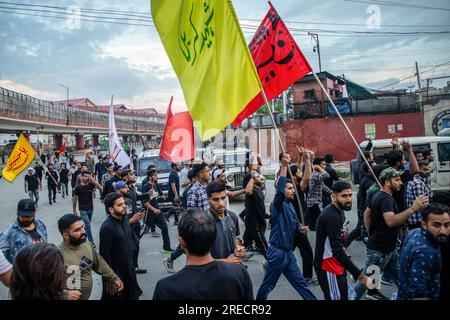 I musulmani sciiti Kashmiri in lutto prendono parte all'ottavo giorno della processione Muharram durante le commemorazioni dell'Ashura (decimo giorno di Muharram). In mezzo a una stretta sicurezza, dopo oltre trent'anni, le autorità indiane permisero all'ottava processione Muharram di passare attraverso la sua rotta tradizionale nella capitale del Kashmir, Srinagar. Ashura segna il martirio dell'Imam Hussain, nipote del Profeta Mohammed, e dei suoi familiari più stretti che furono uccisi nella battaglia di Karbala nell'Iraq meridionale nel 680. (Foto di Faisal Bashir/SOPA Images/Sipa USA) Foto Stock