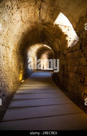 Nel tunnel di accesso al Teatro Romano, rovine dell'anfiteatro del Teatro Romano. Cadice, Andalusia, Spagna Foto Stock