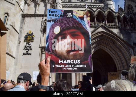 Londra, Regno Unito. 26 luglio 2023. Un manifestante tiene una foto di Marcus durante la manifestazione. I manifestanti si sono riuniti al di fuori delle Royal Courts of Justice in solidarietà con gli attivisti del clima incarcerati per aver scalato il Queen Elizabeth II Bridge sul Dartford Crossing. I due attivisti della Just Stop Oil, Morgan Trowland e Marcus Decker, stanno facendo appello alle loro sentenze, con Marcus, un cittadino tedesco, che si trova di fronte alla deportazione. Credito: SOPA Images Limited/Alamy Live News Foto Stock