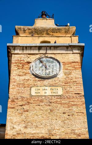 Torre dell'orologio in Piazza D'Albenzio, Spoltore, Italia Foto Stock