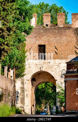 Vista su porta Latina, Roma, Italia Foto Stock