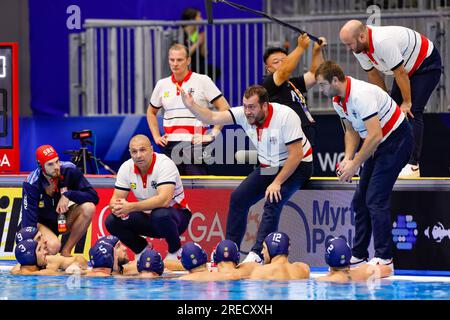 FUKUOKA, GIAPPONE - LUGLIO 27: Time Out Serbia con l'allenatore della Serbia Uros Sevanovic, Vladimir Misovic della Serbia, Marko Radulovic della Serbia, Strahinja Rasovic della Serbia, Sava Randelovic della Serbia, Vuk Milojevic della Serbia, Radomir Drasovic della Serbia, Nikola Jaksic della Serbia, Filip Jankovic della Serbia, Nemanja Ubovic della Serbia, Djordje Vucinic di Serbia, Vasilije Martinovic di Serbia, Branislav Mitrovic di Serbia, Dorde Lazic di Serbia durante la semifinale maschile di pallanuoto del Campionato mondiale di nuoto 2023 tra Grecia e Serbia il 27 luglio 2023 a Fukuoka, Giappone (foto di Albert Ten Hove/o Foto Stock