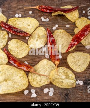 Patatine croccanti, sale grossolano e cialde di peperoncino essiccate. Ottimo come antipasto con birra o birra. Ottimo per pubblicizzare un pub o un caffè. Foto Stock