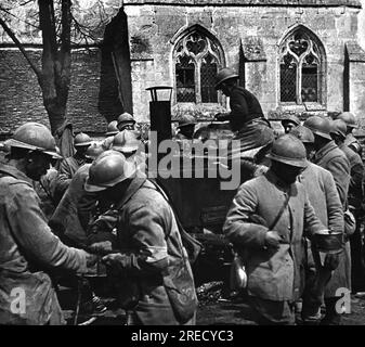 Premiere Guerre Mondiale, vie quotidienne des poilus, Distribution de la soupe aux soldats de l'Armee Francaise a Craonne. Photographie, 1914-1918, Parigi. Foto Stock