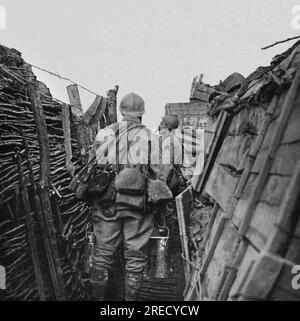 Premiere Guerre Mondiale, vie quotidienne des soldats de l'Armee Francaise dans les tranchees. Un soldat de corvee d'eau passe dans une tranchee avec des gourdes dans le dos. Photographie, 1914-1918, Parigi. Foto Stock