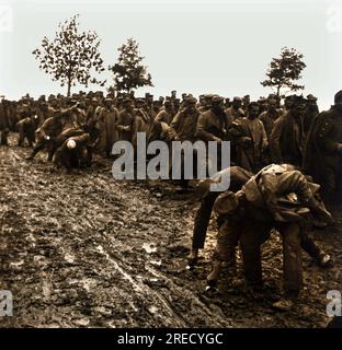 Premiere Guerre Mondiale, vie quotidienne des soldats Francais ramassant de l'eau dans les flaques, pres de Craonne en Picardie. Photographie, 1914-1918, Parigi. Foto Stock