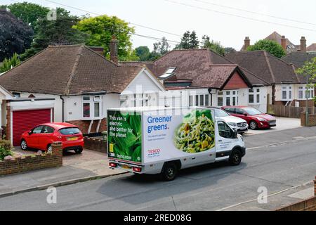 Un furgone elettrico Tesco per la consegna a domicilio parcheggiato in una strada periferica, Shepperton Surrey Inghilterra Regno Unito Foto Stock
