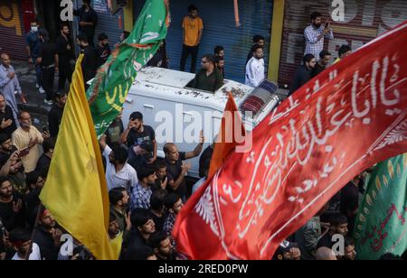 27 luglio 2023, Srinagar, Jammu e Kashmir, India: Un ufficiale di polizia guardia una processione Muharram nell'ottavo giorno di Muharram a Srinagar, dopo che il governo statale ha permesso la processione Muharram Alam attraverso la sua rotta tradizionale a Srinagar da Gurubazar a Dalgate. (Immagine di credito: © Adil Abbas/ZUMA Press Wire) SOLO USO EDITORIALE! Non per USO commerciale! Foto Stock