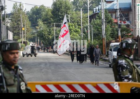 27 luglio 2023, Srinagar, Jammu e Kashmir, India: I funzionari di polizia indiani sorvegliano una processione Muharram nell'ottavo giorno di Muharram a Srinagar, dopo che il governo statale ha permesso la processione Muharram Alam attraverso la sua rotta tradizionale a Srinagar da Gurubazar a Dalgate. (Immagine di credito: © Adil Abbas/ZUMA Press Wire) SOLO USO EDITORIALE! Non per USO commerciale! Foto Stock