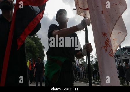 27 luglio 2023, Srinagar, Jammu e Kashmir, India: Un musulmano sciita del Kashmir ha visto tenere una bandiera religiosa mentre prende parte a una processione Muharram l'ottavo giorno di Muharram a Srinagar, dopo che il governo statale ha permesso la processione Muharram Alam attraverso il suo percorso tradizionale a Srinagar da Gurubazar a Dalgate. (Immagine di credito: © Adil Abbas/ZUMA Press Wire) SOLO USO EDITORIALE! Non per USO commerciale! Foto Stock