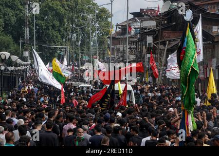 27 luglio 2023, Srinagar, Jammu e Kashmir, India: I musulmani sciiti del Kashmir prendono parte a una processione Muharram l'ottavo giorno di Muharram a Srinagar, dopo che il governo statale ha permesso la processione Muharram Alam attraverso la sua rotta tradizionale a Srinagar da Gurubazar a Dalgate. (Immagine di credito: © Adil Abbas/ZUMA Press Wire) SOLO USO EDITORIALE! Non per USO commerciale! Foto Stock