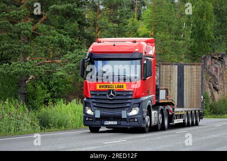 Rimorchio a collo d'oca Mercedes-Benz Actros 2545 rosso predisposto per il trasporto di carichi di grandi dimensioni. Salo, Finlandia. 20 luglio 2023. Foto Stock